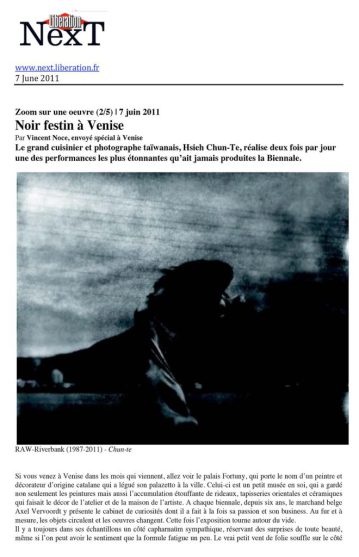 Noir festin à Venise Par Vincent Noce, envoyé spécial à Venise Le grand cuisinier et photographe taïwanais, Hsieh Chun-Te, réalise deux fois par jour une des performances les plus étonnantes qu'ait jamais produites la Biennale.
