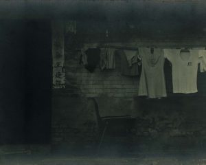 屋箜下的衣服